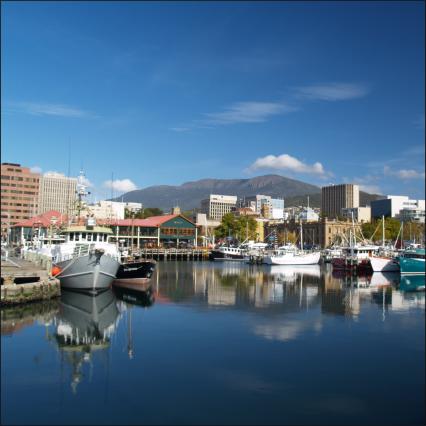 Blick vom Henry Jones Art Hotel auf den Hafen von Hobart. Im Hintergrund Mount Wellington
